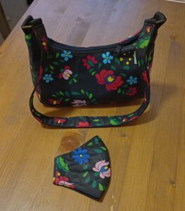 Fekete alapon matyómintás pamutvászon női táska és maszk