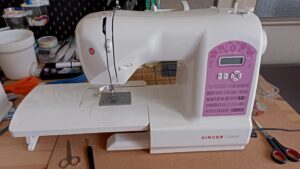 A képen egy Singer Starlet típusú háztartási varrógép látható.