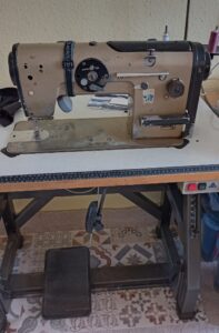 A képen egy Textima típusú ipari gyorsvarrógép látható.