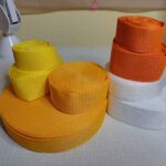 a képen táska pántokat, hevdereket látunk különböző szélességben fehér, citromsárga, okkersárga, és nrancssárga színekben