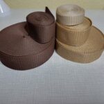 a képen táska pántokat, hevdereket látunk különböző szélességben drapp, világobarna és sötétbarna színekben