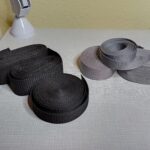 a képen táska pántokat, hevdereket látunk különböző szélességben sürke és fekete színekben