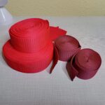 a képen táska pántokat, hevdereket látunk különböző szélességben piros és bordó színekben