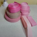 a képen táska pántokat, hevdereket látunk különböző szélességben halványrózsaszín, élénkrózsaszín, fáradt rózsaszín és tompa rózsaszín színekben